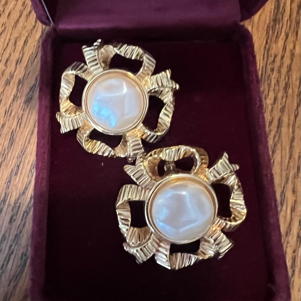 Vintage 80’s pearl Monet clip earrings